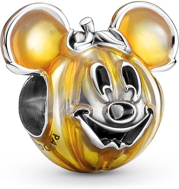 El charm se presenta con esmalte aplicado a mano en color naranja que transforma a Mickey Mouse de Disney en una calabaza de Halloween metálica